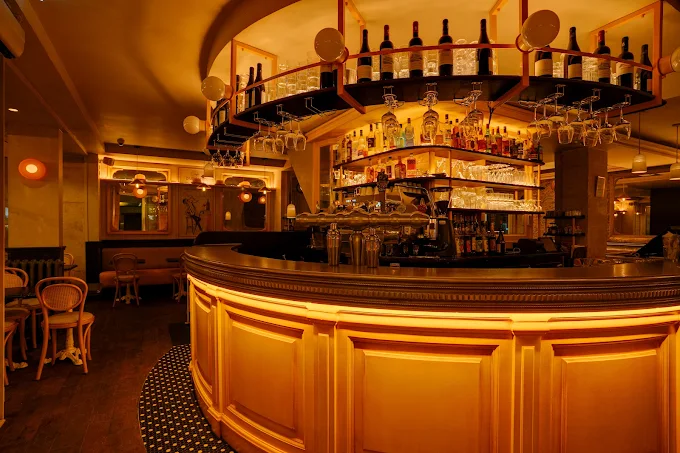 The curved bar at Café Dupont