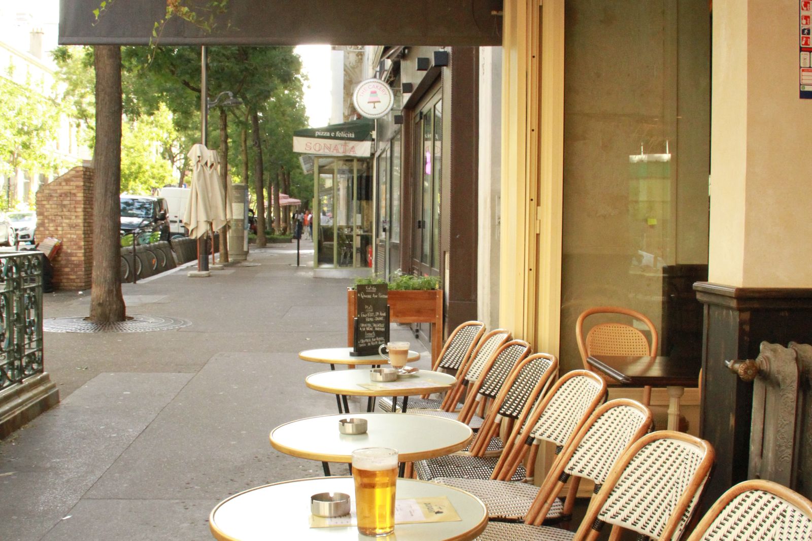The terrace and its bistro chairs in broad daylight