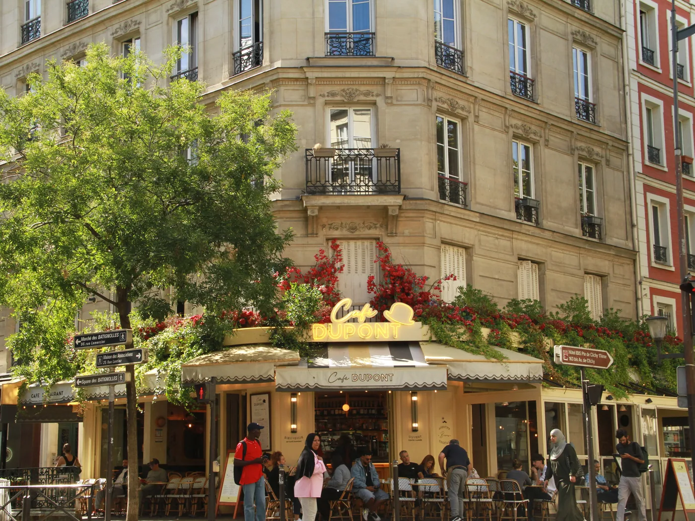 The terrace on the corner of rue Brochant